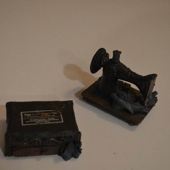 Vintage Storage Box Sewing Machine "Gathering" Porcelain Clay 2 3/4' x 2 1/4' - Picture 5 of 5